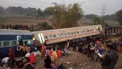4 killed and 20 injured for derailing