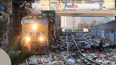 Thieves loot from Amazon in Los Angeles