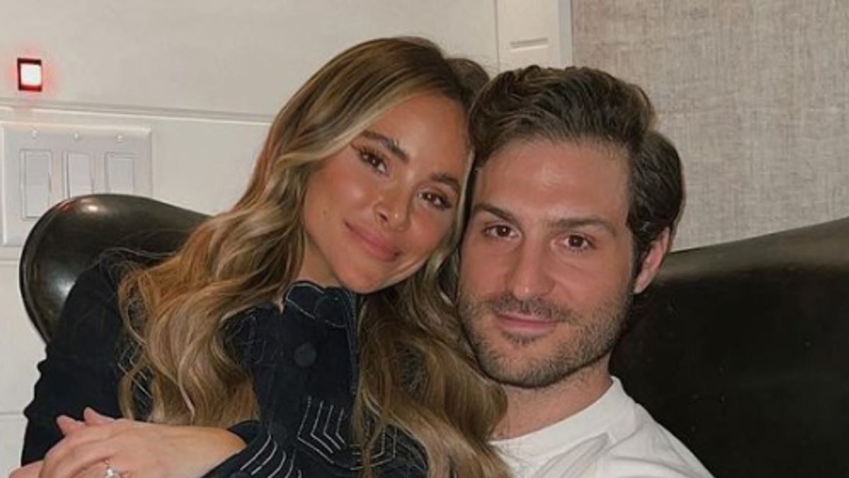 Amanda Stanton 32, a former contestant on The Bachelor, got married! 2 Amanda Stanton reveals how and when she knew fiance Michael Fogel was 'the one'